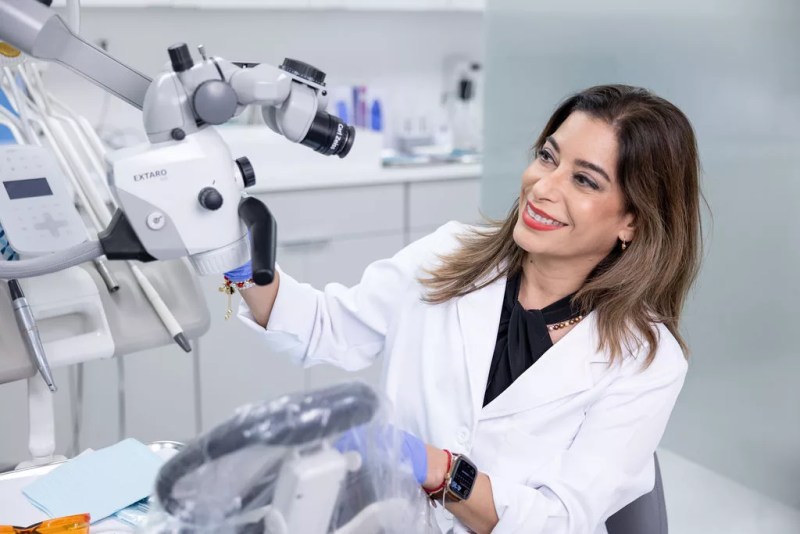 Paciente sonriente de la clínica dental del Dr. G